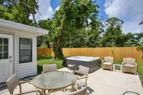 Cozy With Hot Tub and Fence mins from Siesta Key Beach!